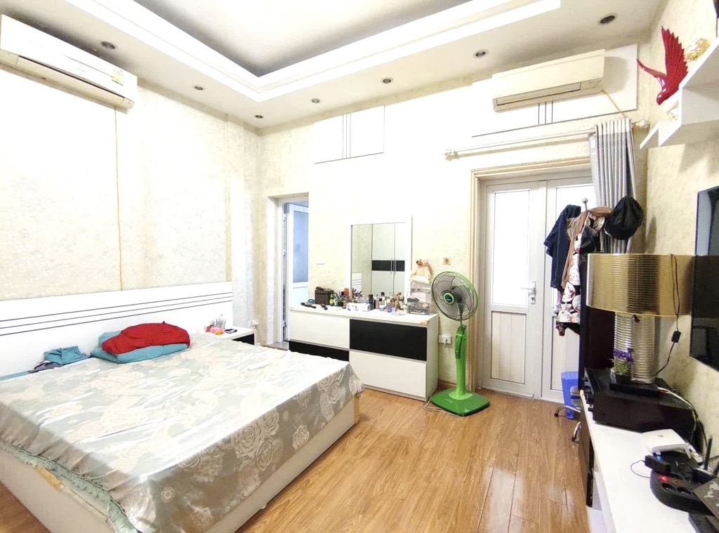 BÁN NHÀ ĐẸP PHỐ ĐÊ LA THÀNH - THÔNG TỨ TUNG - 15M RA Ô TÔ TRÁNH