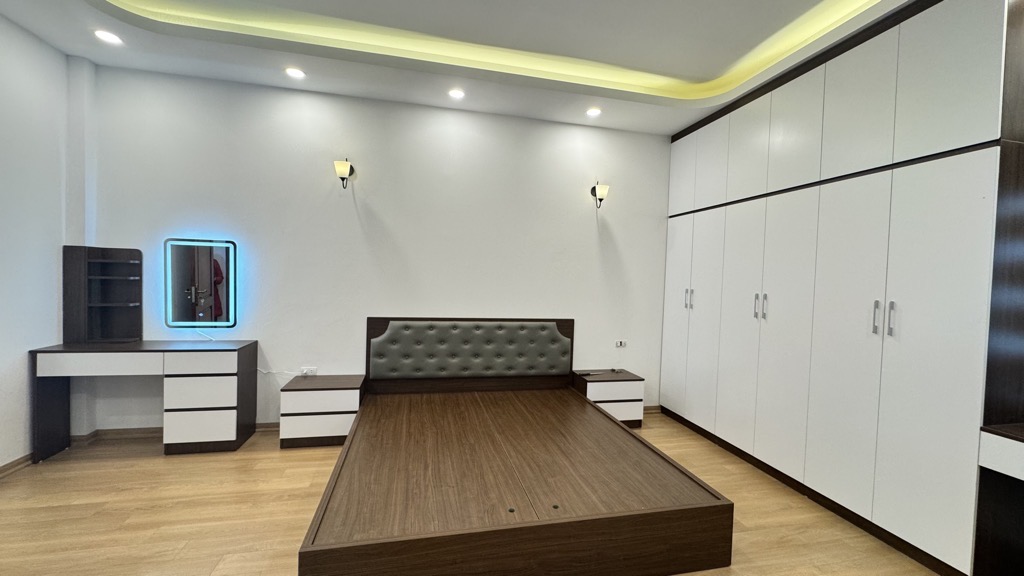 BÁN NHÀ RIÊNG LA THÀNH - LÔ GÓC 2 THOÁNG - KINH DOANH NHỎ - AN SINH ĐỈNH