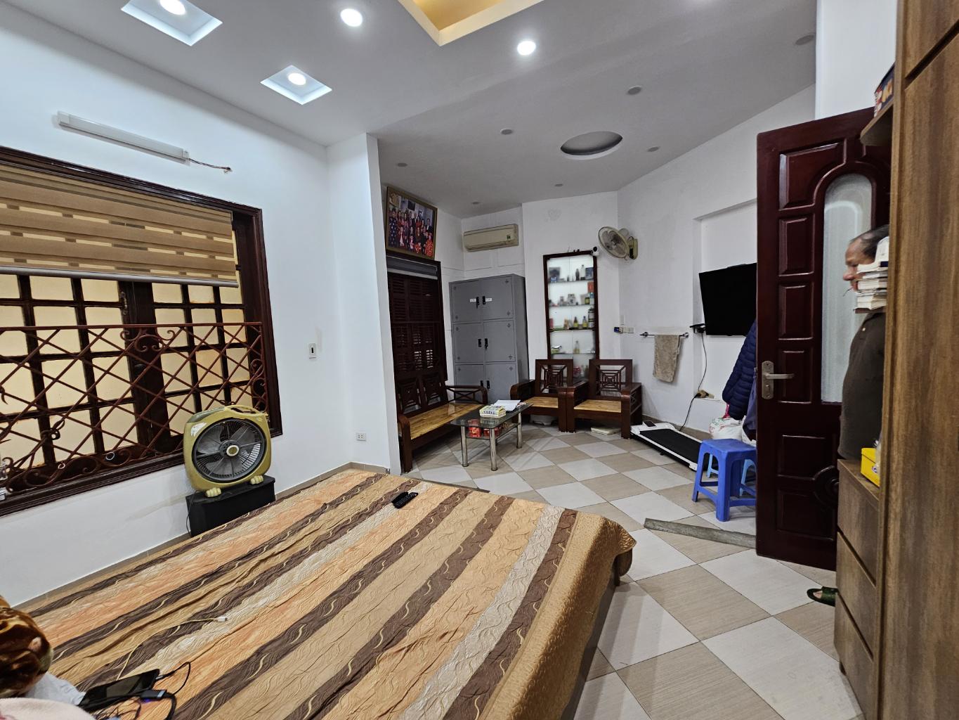 BÁN NHÀ DÂN XÂY PHỐ HUỲNH THÚC KHÁNG - Ô TÔ ĐỖ CỬA - NHÀ ĐẸP - NGÕ THÔNG TỨ TUNG 