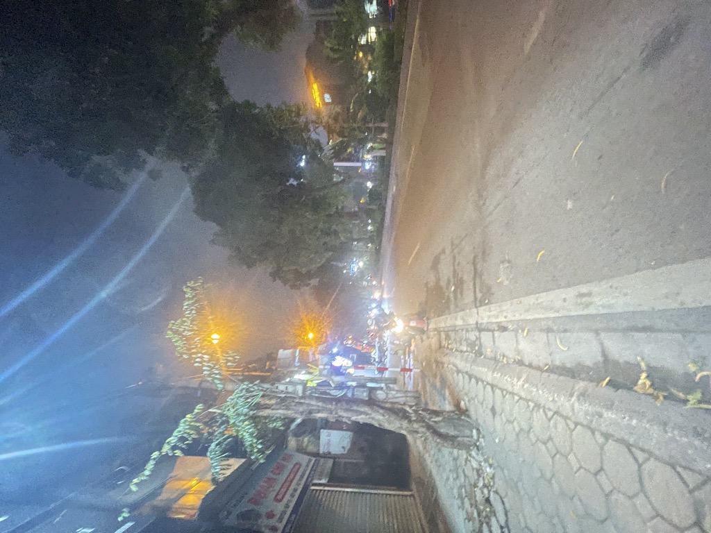 BÁN NHÀ MẶT ĐƯỜNG LÁNG - VỈA HÈ - KINH DOANH SẦM UẤT - TẦM TIỀN NHỎ