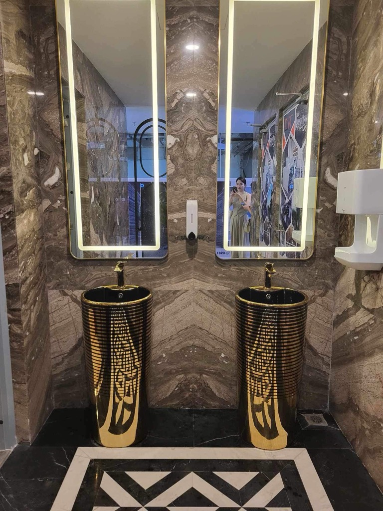 MẶT PHỐ - TOÀ VĂN PHÒNG 10 TẦNG - MẶT TIỀN LỚN - VỈA HÈ RỘNG - DÒNG TIỀN 800 TRIỆU/THÁNG - ĐẦY ĐỦ HOÀN CÔNG VÀ PHÒNG CHÁY