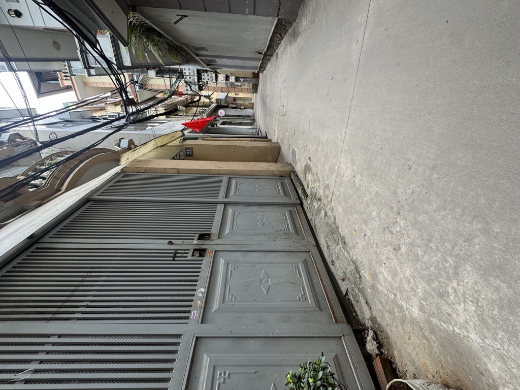 NHÀ Ở NGÕ TO VÀ THÔNG - CÁCH 10M RA Ô TÔ TRÁNH - BÁN ĐẤT TẶNG NHÀ