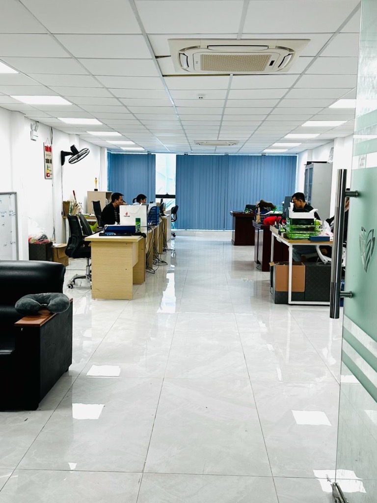 TÒA BUIDING VĂN PHÒNG TRUNG KÍNH - 7 TẦNG THANG MÁY - THÔNG SÀN - HAI THOÁNG TRƯỚC SAU - VỈA HÈ OTO TRÁNH