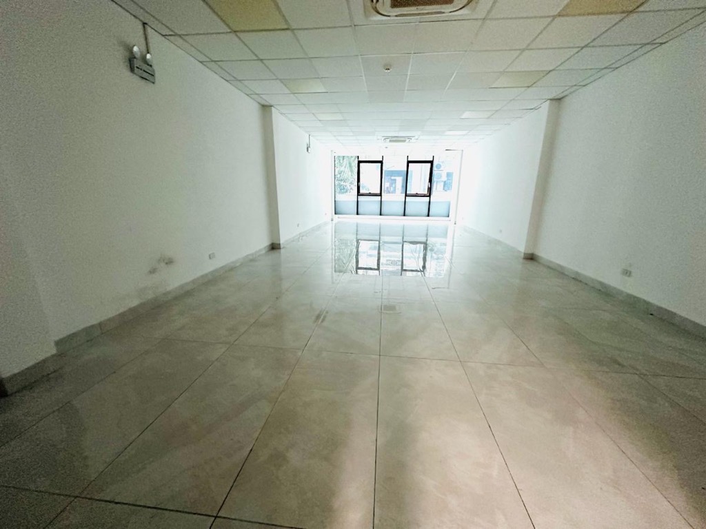 TÒA BUIDING VĂN PHÒNG TRUNG KÍNH - 7 TẦNG THANG MÁY - THÔNG SÀN - HAI THOÁNG TRƯỚC SAU - VỈA HÈ OTO TRÁNH