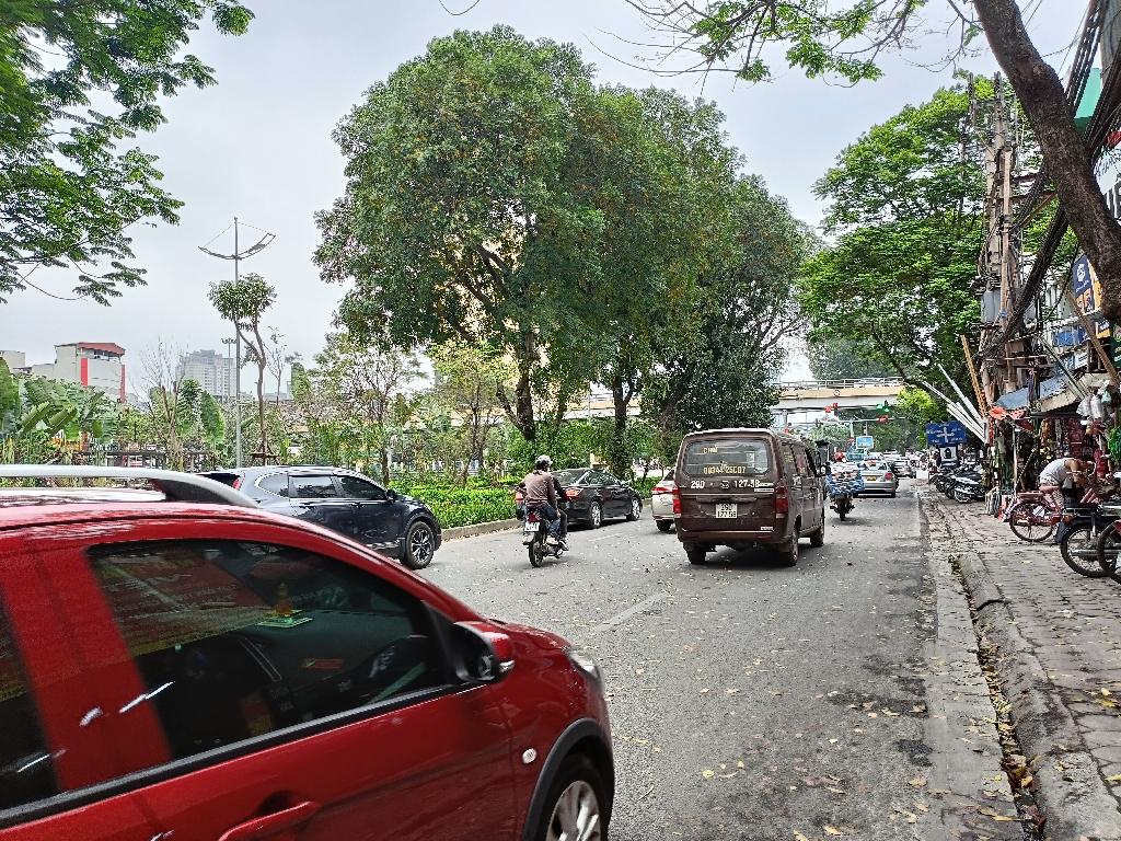 BÁN NHÀ MẶT ĐƯỜNG LÁNG - ĐOẠN GẦN NGÃ TƯ CHỜ ĐÈN ĐỎ - KINH DOANH ĐỈNH