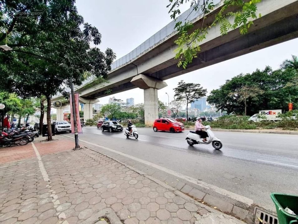 BÁN NHÀ MẶT PHỐ HOÀNG CẦU - KINH DOANH ĐỈNH - VỈA HÈ RỘNG - 1 MẶT PHỐ, 1 MẶT NGÕ Ô TÔ