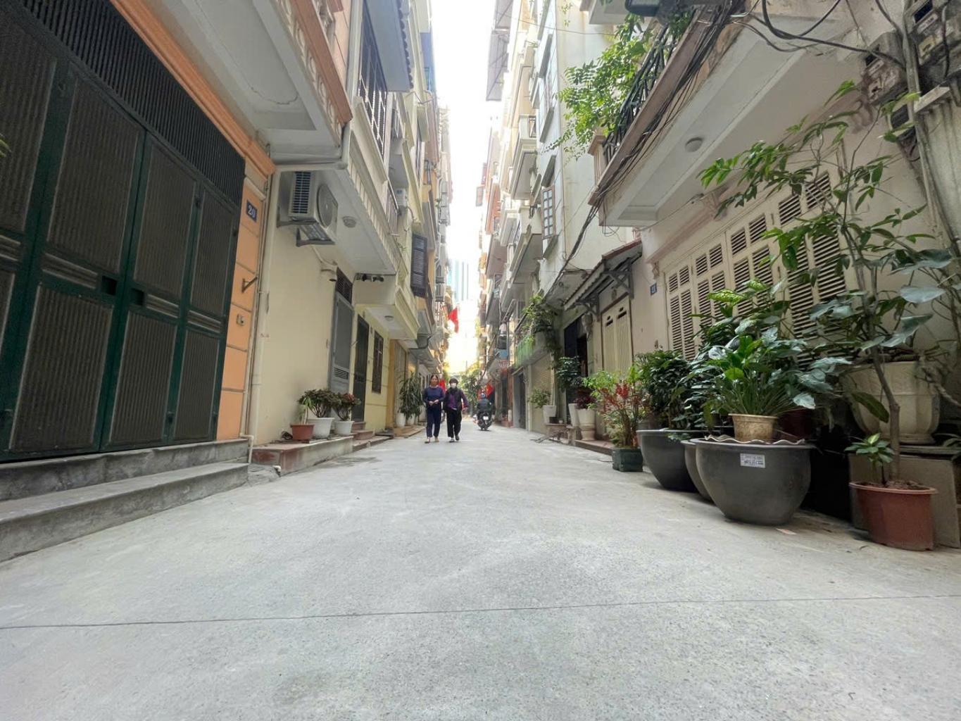 PHÂN LÔ - NHÀ ĐẸP Ở NGAY - GẦN PHỐ - Ô TÔ VÀO NHÀ - HAI MẶT THOÁNG TRƯỚC SAU - VÀI BƯỚC RA PHỐ