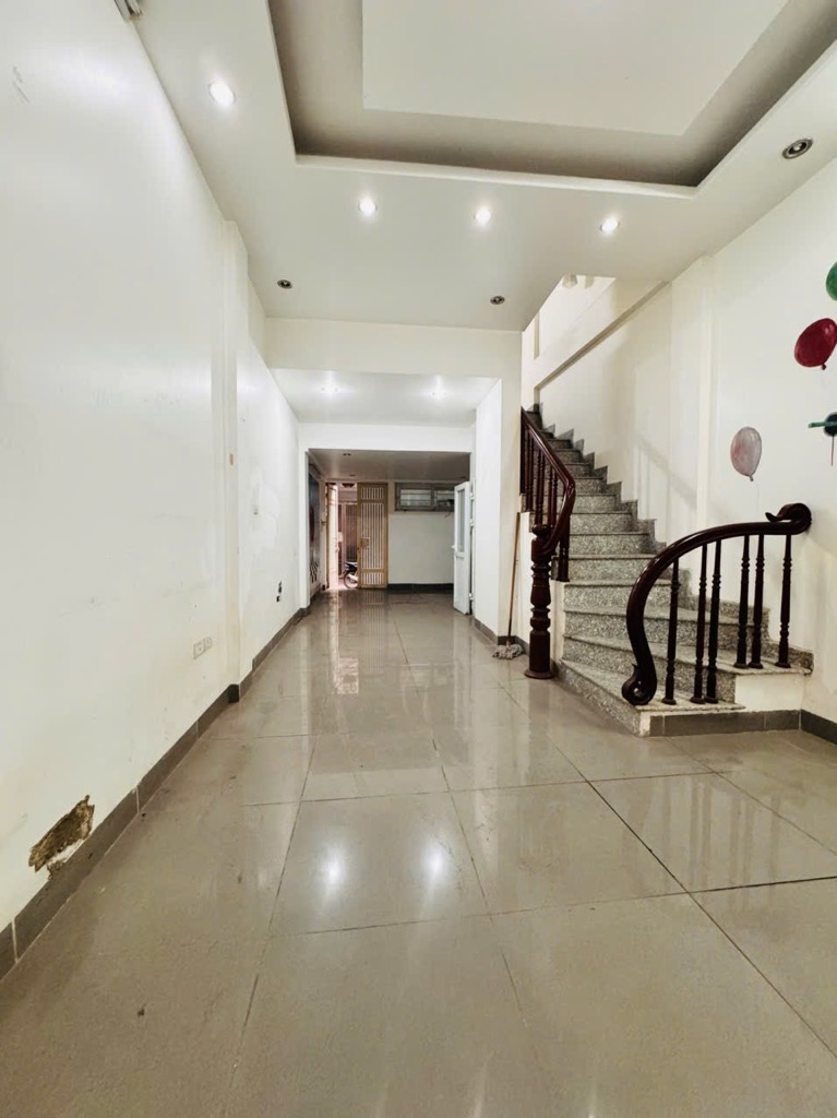 PHÂN LÔ Ô TÔ ĐỖ CỬA - NGÕ THÔNG KINH DOANH - 2 MẶT NGÕ THOÁNG TRƯỚC SAU - CẠNH CHỢ XANH - VÀI BƯỚC RA PHỐ