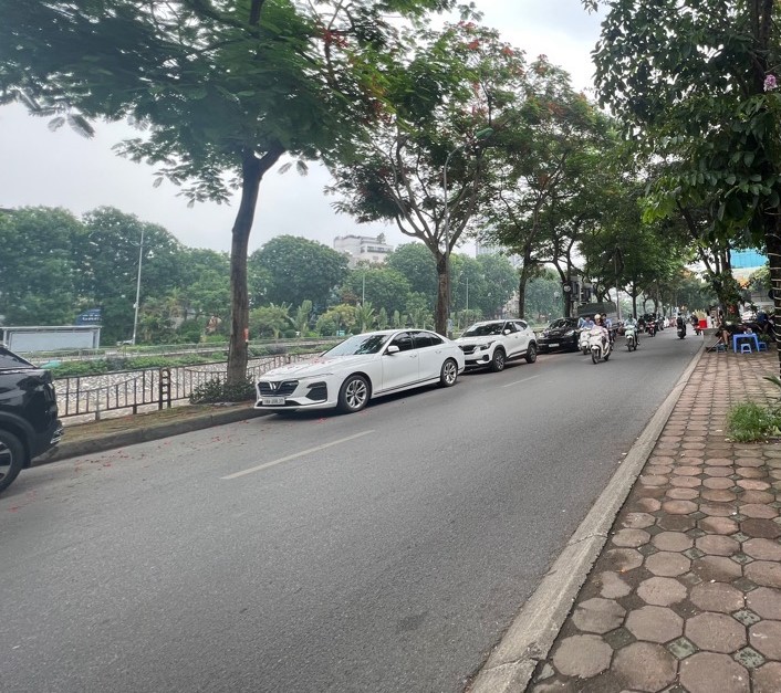 BÁN ĐẤT MẶT PHỐ - VỈA HÈ - KINH DOANH ĐA NGÀNH - TRƯỚC NHÀ 3 OTO TRÁNH NHAU