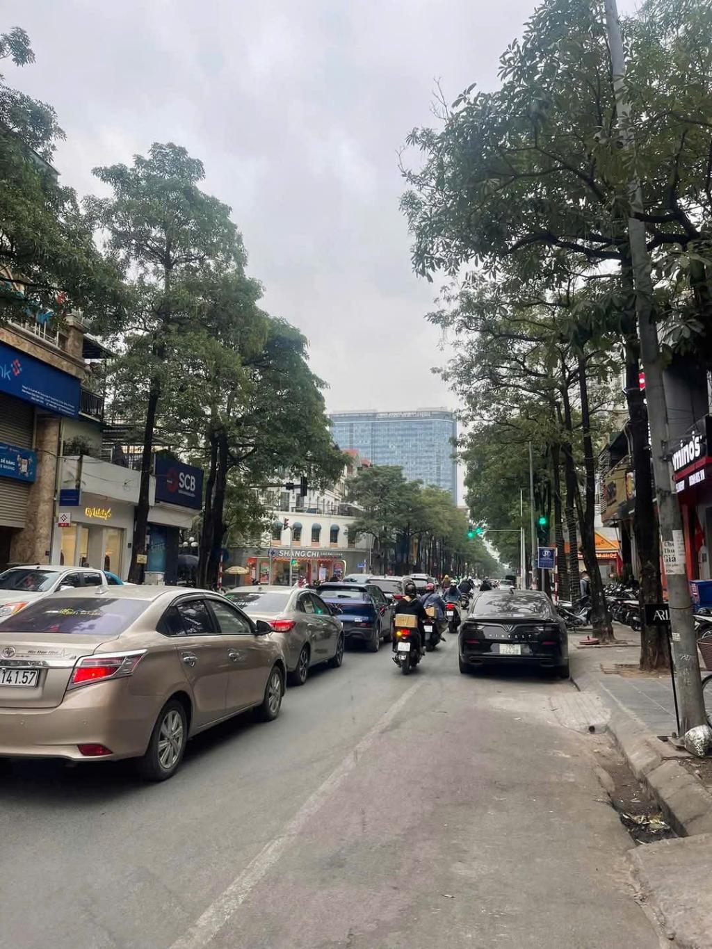 HIẾM - MẶT PHỐ VIP NHẤT CẦU GIẤY -THANG MÁY XỊN SÒ -THIÊN ĐƯỜNG ẨM THỰC - GIẢI TRÍ 