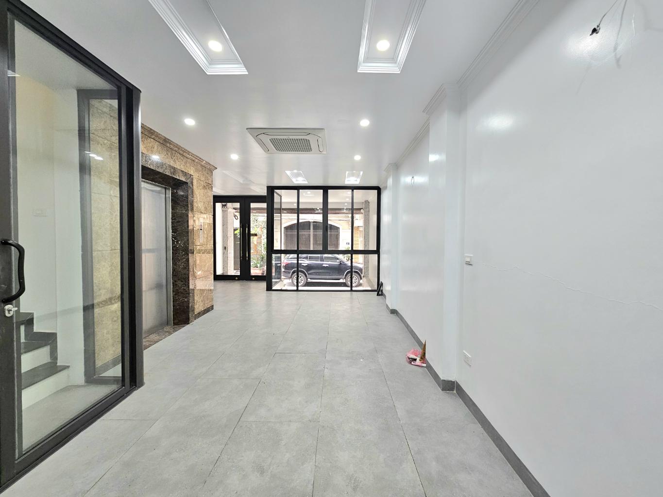 TÒA NHÀ VĂN PHÒNG - CẦU GIẤY PHÂN LÔ Ô TÔ TRÁNH, Ô TÔ CHẠY VÒNG QUANH - THANH MÁY 8 TẦNG NỔI, 1 HẦM