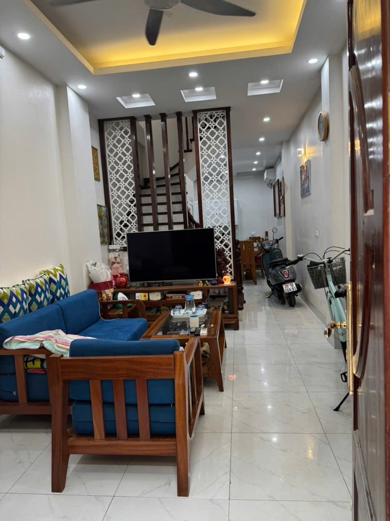 NGÕ Ô TÔ VÀO - ĐỖ DỪNG TRƯỚC NHÀ NGÕ RỘNG 5M - NGÕ THÔNG - NHÀ DÂN XÂY CHẮC CHẮN - MỚI ĐẸP - GẦN PHỐ 