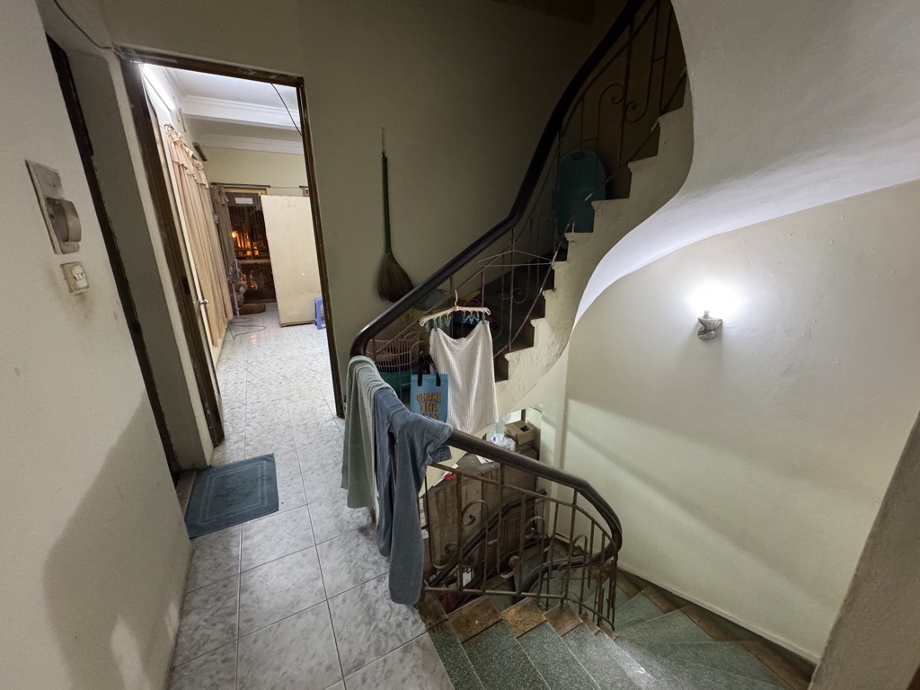 BÁN ĐẤT TẶNG NHÀ 3 TẦNG - SAU 1 NHÀ RA MẶT PHỐ - Ô TÔ NHỎ ĐỖ CỬA