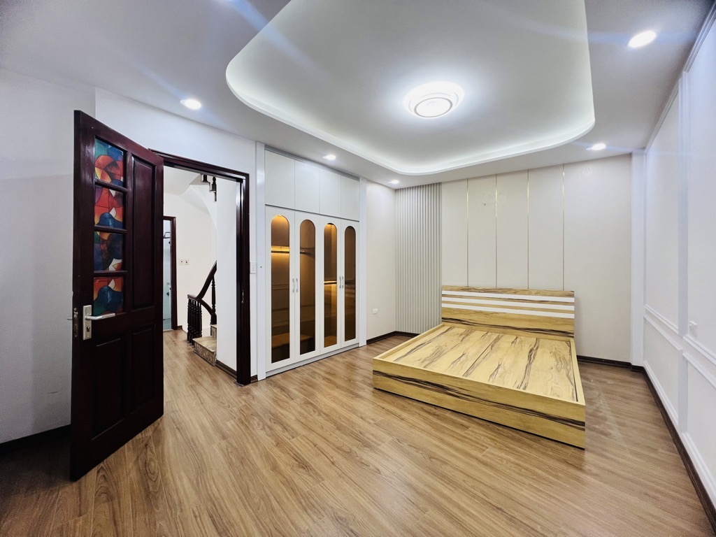 BÁN NHÀ RIÊNG ĐÊ LA THÀNH - CÁCH MẶT PHỐ 30M - TẶNG FULL NỘI THẤT