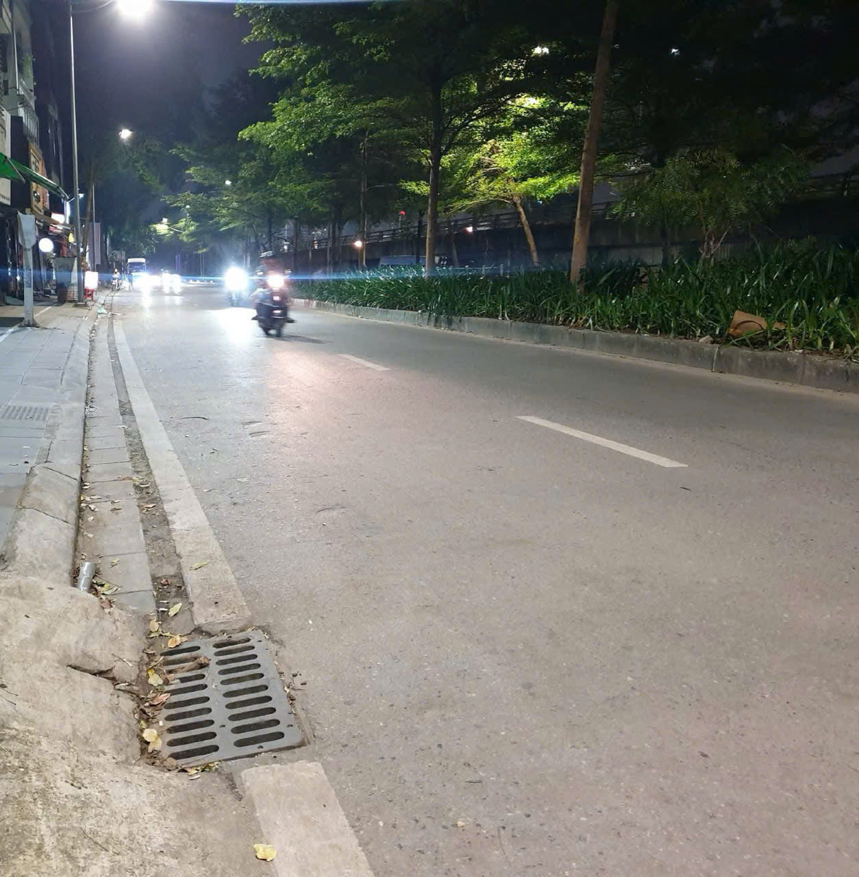 NHÀ MẶT PHỐ - VỈA HÈ RỘNG - ĐỖ XE ÔTÔ THOẢI MÁI - Ô TÔ NGỦ TRONG NHÀ 