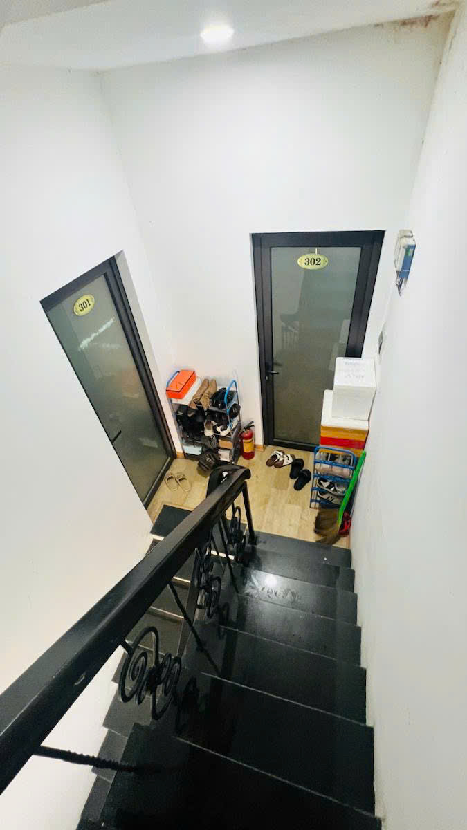 TOÀ CCMN - LÔ GÓC - 3 THOÁNG VĨNH VIỄN - GẦN PHỐ - NGÕ THÔNG KINH DOANH - 9 PN KHÉP KÍN - DOANH THU 50 TRIỆU/THÁNG