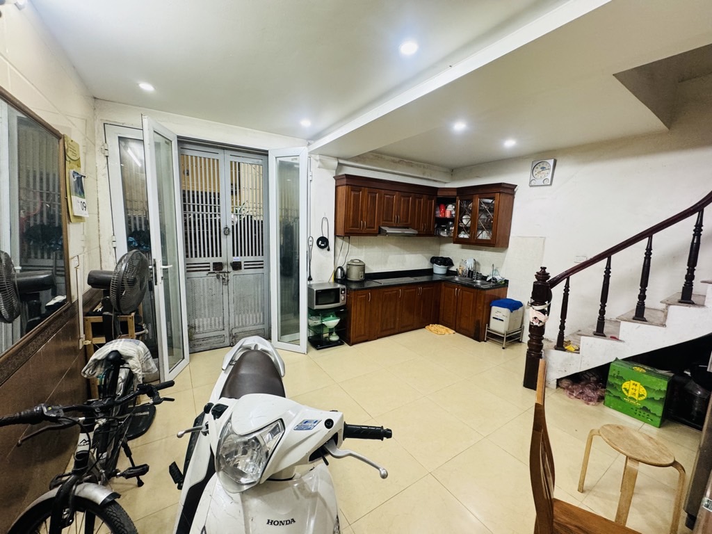 BÁN NHÀ DÂN XÂY CHẮC CHẮN - MẶT TIỀN 5.2M - HÌNH THỬA VUÔNG VẮN - LÕI ĐỐNG ĐA - NGÕ RỘNG THOÁNG - GẦN PHỐ 